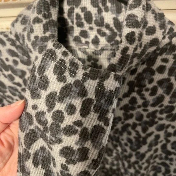 Waffle Knit Leopard Shirt Size Small - Picture 3 of 3